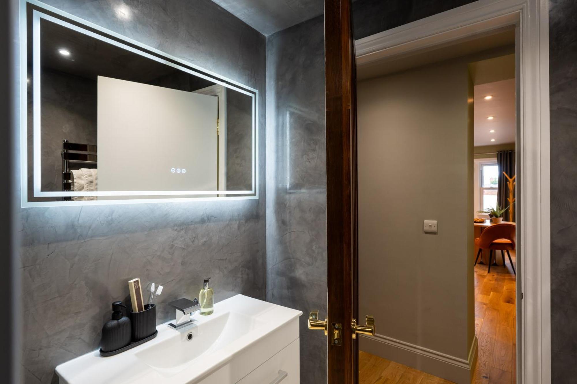 Commandery Vaults - Luxury Apartment In City Centre With Sky Tv Worcester Buitenkant foto