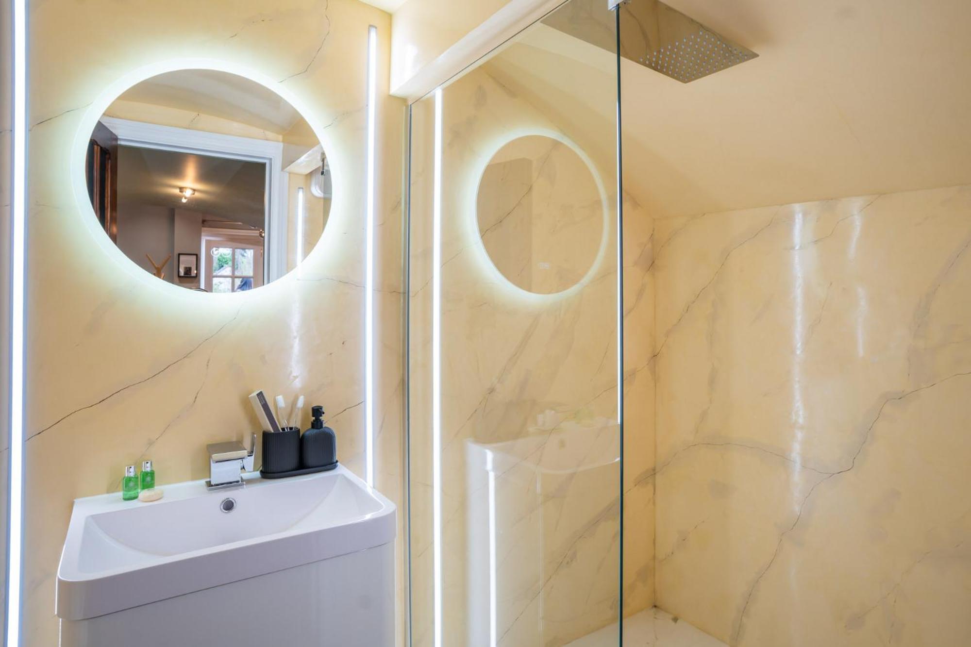 Commandery Vaults - Luxury Apartment In City Centre With Sky Tv Worcester Buitenkant foto